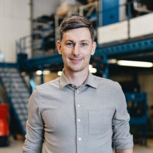 Medarbejder fra Phidan Engineering i et industrielt værkstedsmiljø, specialist i maskindesign og mekanisk konstruktion.