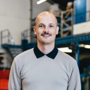 Portræt af medarbejder hos Phidan Engineering i Skanderborg – eksperter i maskinkonstruktion, produktudvikling og teknisk dokumentation.