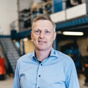 Portræt af en medarbejder hos Phidan Engineering i Skanderborg foran et værkstedsmiljø