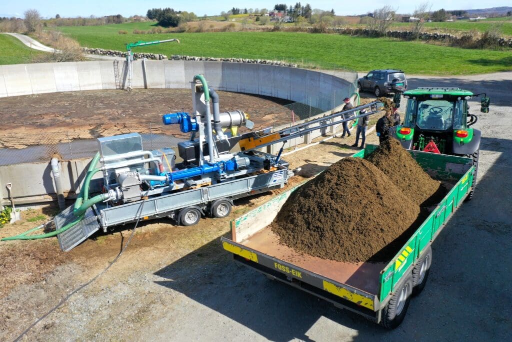 Mobilt gylle-separeringsanlæg i drift, monteret på trailer, der læsser tørstof på en traktorvogn. Udviklet med maskinkonstruktion fra Phidan Engineering.