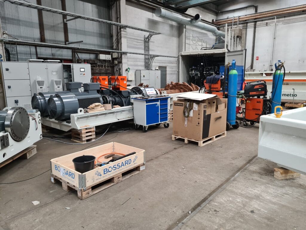 Industriel montage af maskine til neddeling hos Phidan Engineering med fokus på maskinkonstruktion og automation.