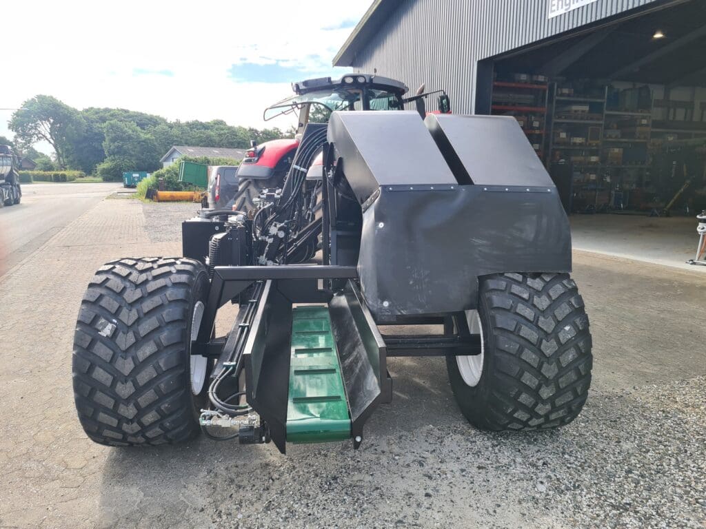 Specialbygget landbrugsmaskine med hydraulik og transportbånd udviklet af Phidan Engineering – et eksempel på avanceret maskinkonstruktion.