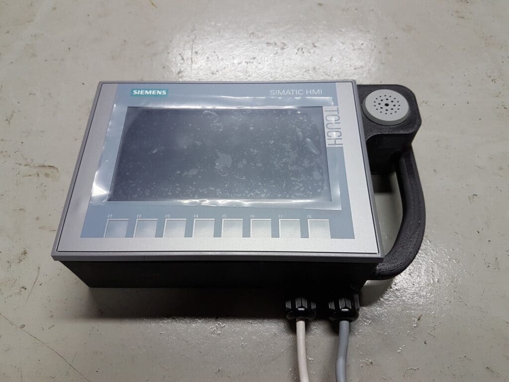 Siemens SIMATIC HMI touch-panel monteret i et specialdesignet kabinet til industriel automation og PLC programmering.