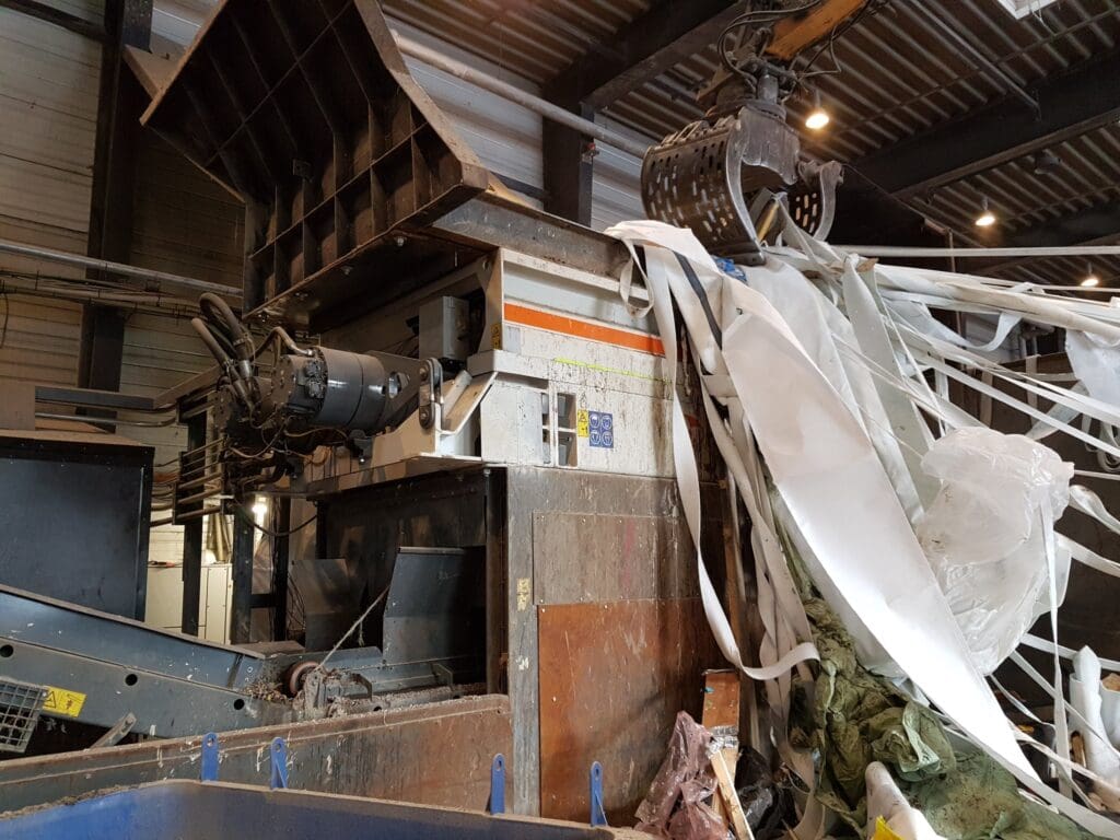 Industriel maskine til recycling af plastaffald med fokus på mekanisk konstruktion og hydrauliske komponenter