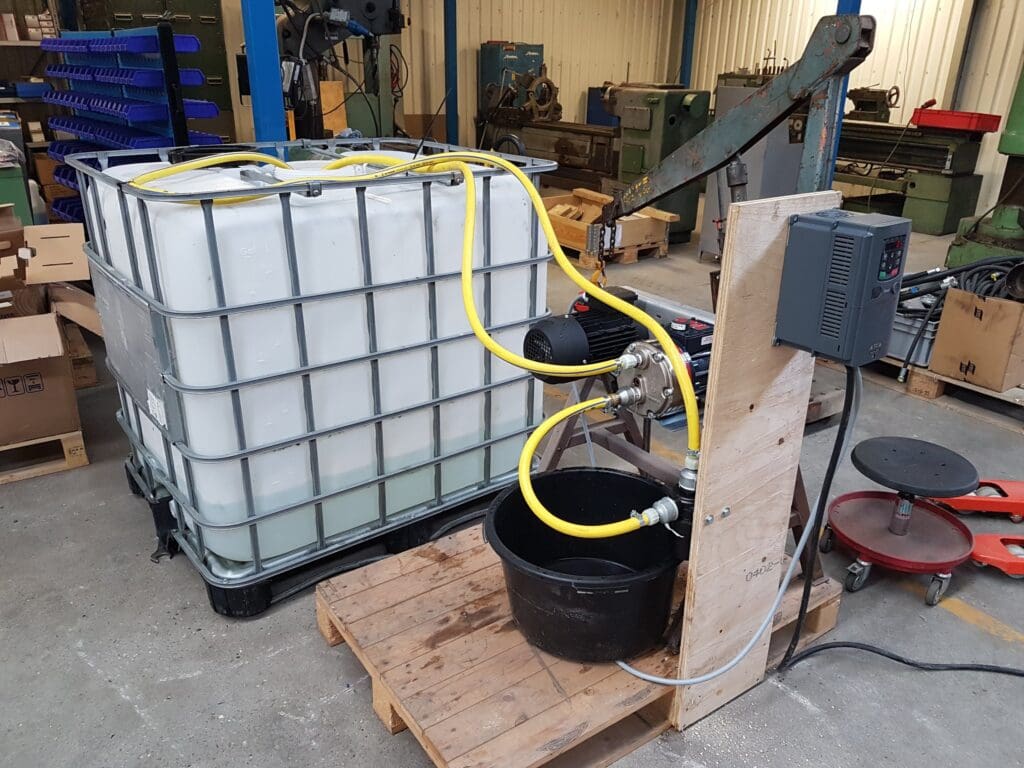 Prototype testopstilling med IBC-tank, pumpe og frekvensomformer udviklet af Phidan Engineering