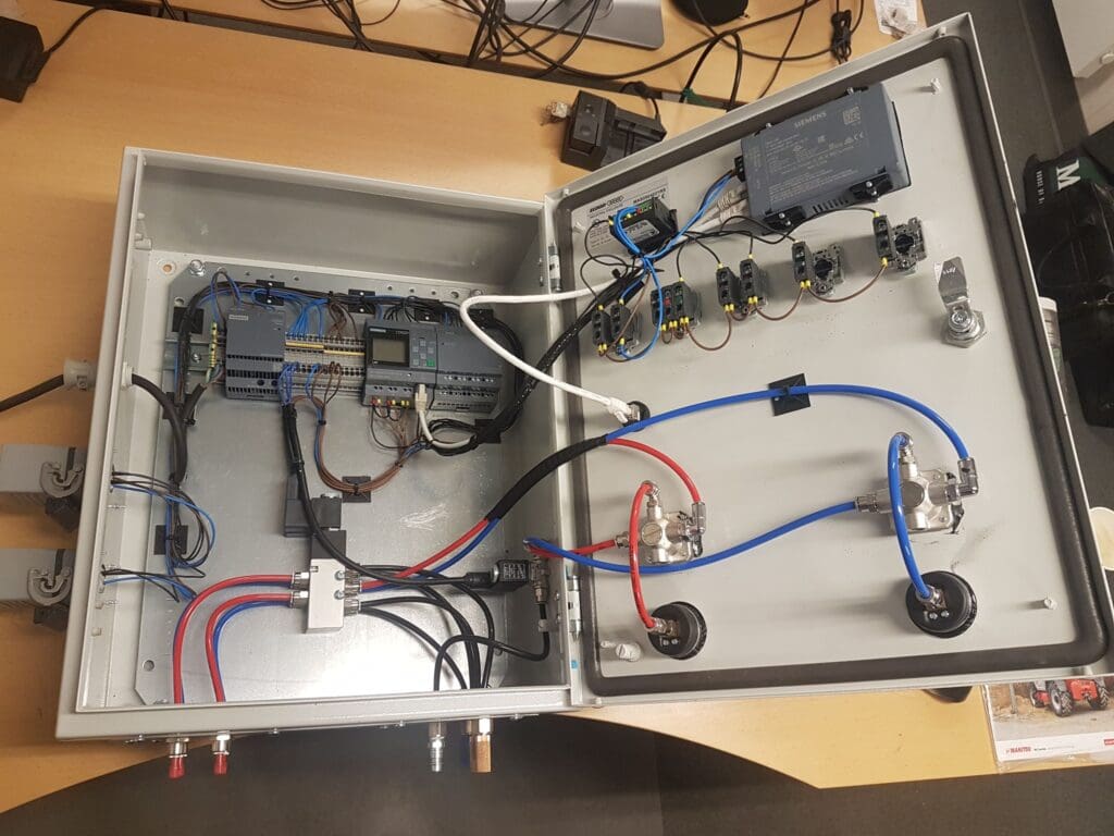 Åben styretavle med Siemens LOGO! PLC og pneumatiske komponenter til industriel automation udviklet af Phidan Engineering.