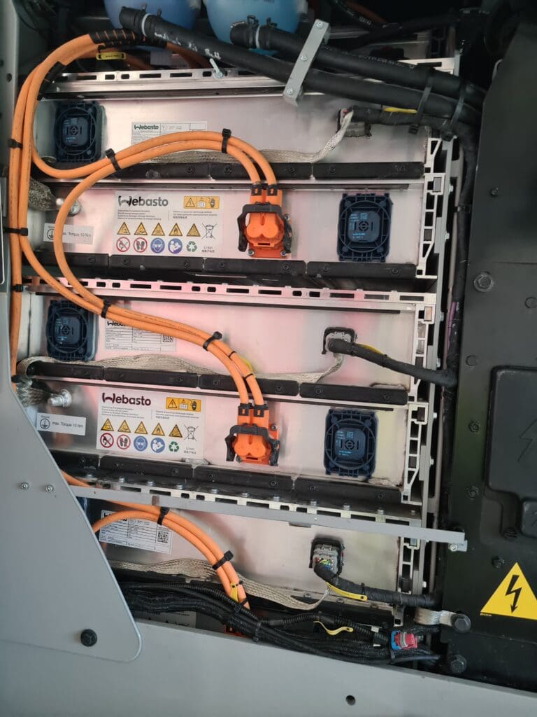 Installation af Webasto Li-ion batterimoduler og højspændingskabler til elektrificering af maskiner