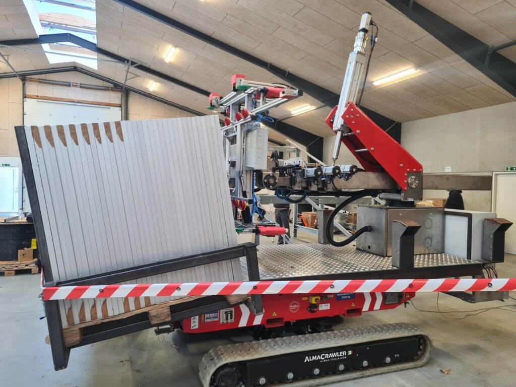 Specialiseret maskinkonstruktion på Almacrawler-understel med automatiseret gribearm til materialehåndtering, udviklet af Phidan Engineering.