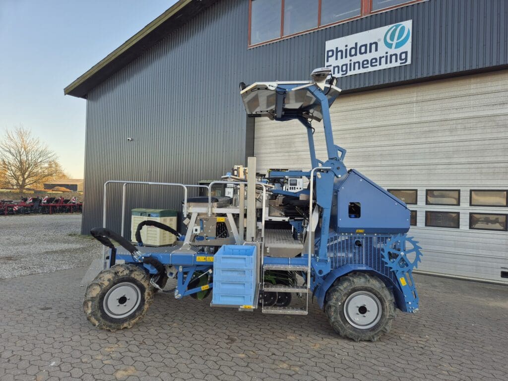 Blå selvkørende specialmaskine udviklet af Phidan Engineering til landbrug og industri.