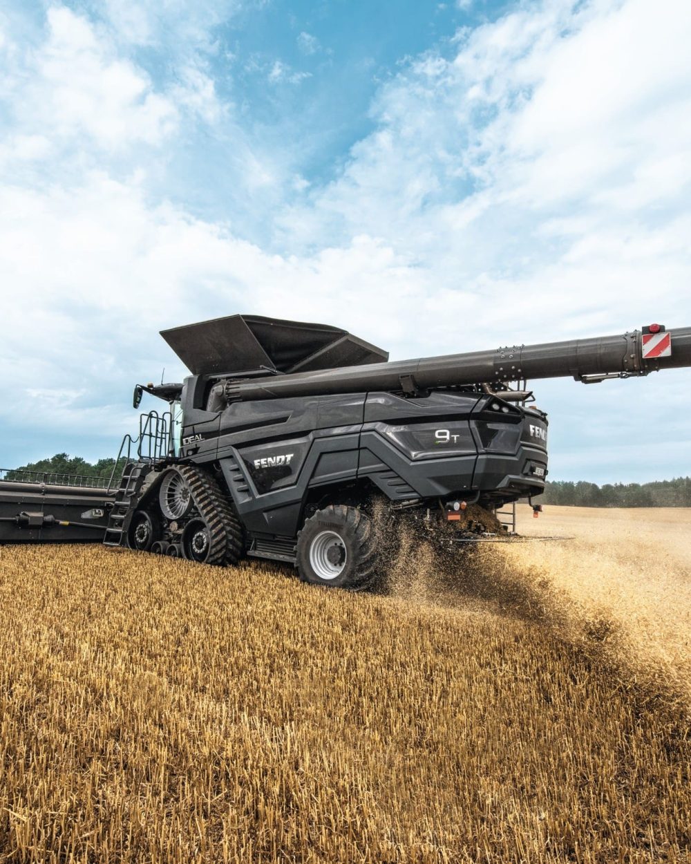 Ingeniørrådgivning og produktudvikling af avancerede landbrugsmaskiner Sort Fendt IDEAL 9T mejetærsker i gang med høst – Eksempel på avanceret maskinkonstruktion og mekanisk udvikling fra Phidan Engineering.