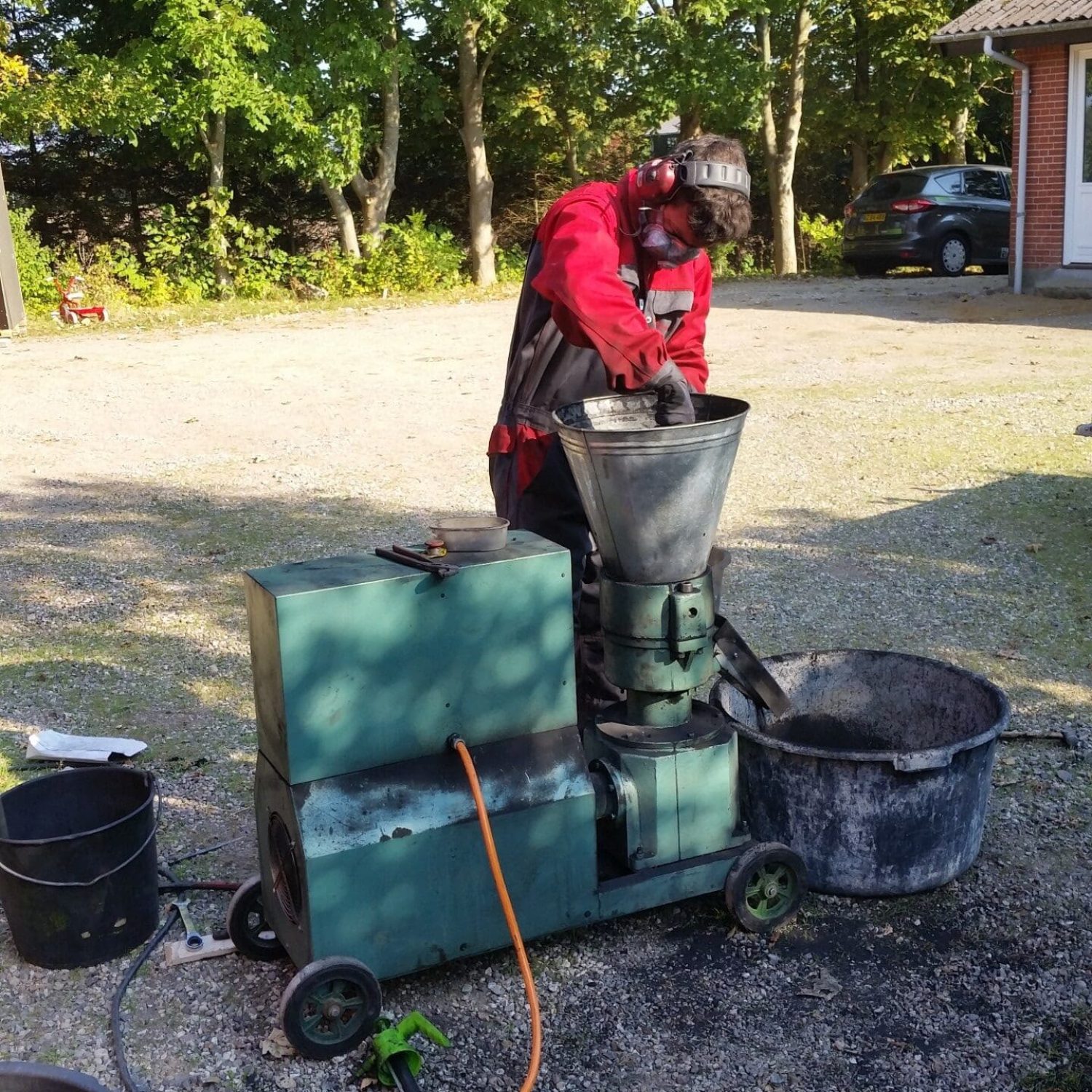 En tekniker fra Phidan Engineering tester en prototype maskine til biomasse i forbindelse med biochar og pyrolyse