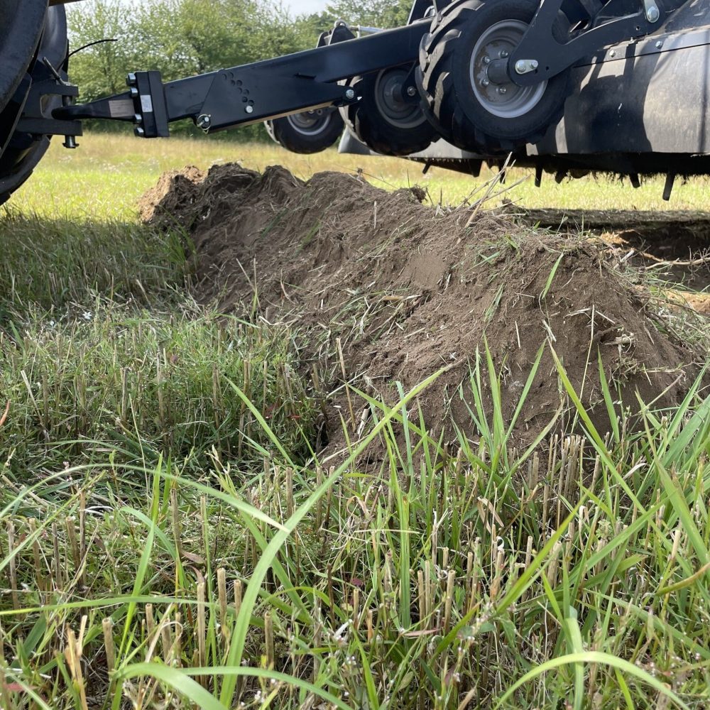 Specialudviklet landbrugsmaskine til jordbearbejdning under fieldtest i en mark