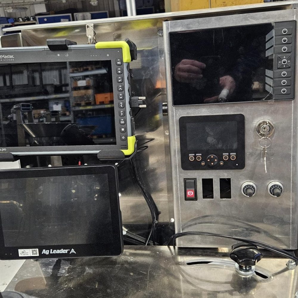 Kontrolpanel med Ag Leader terminal, robuste tablets og ISOBUS integration udviklet af Phidan Engineering.